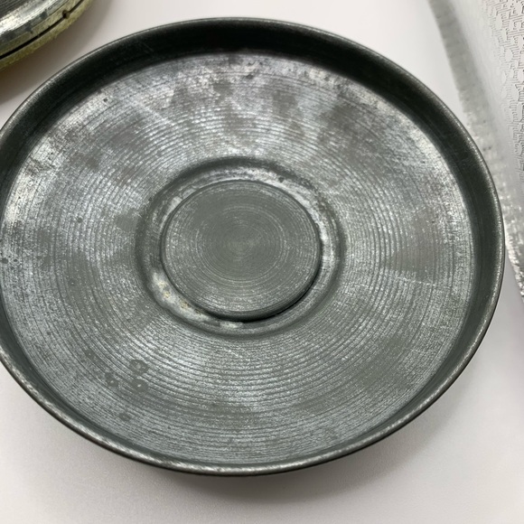 Vintage 1940s footed aluminum puff music box - Picture 6 of 9